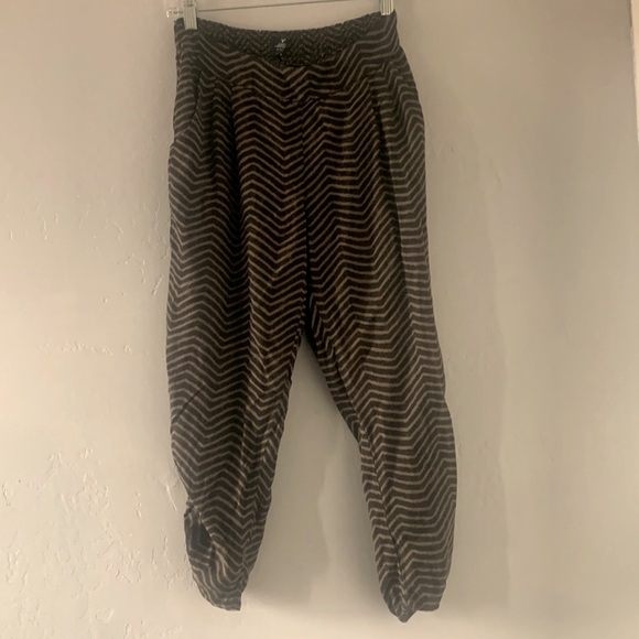AMERICAN EAGLE OUTFITTERS BROWN AND BLACK CHEVRON PRINT CROPPED SIZE M - Picture 1 of 11
